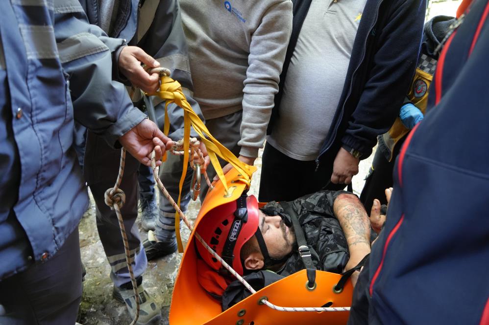 Düden Şelalesi’nde D*hşet Anları! 15 Metre Yükseklikten Düştü
