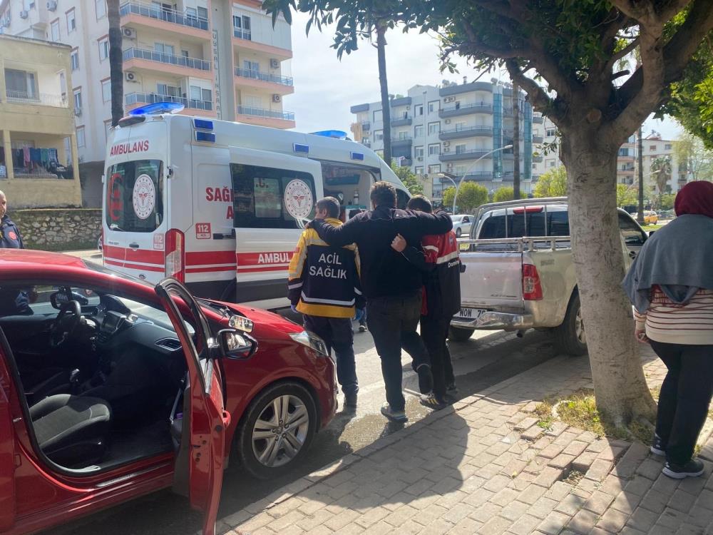 Gazipaşa'da Motokurye Kazada Sert Zemine Düştü! Yaralandı