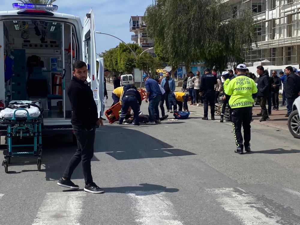 Gazipaşa'da Otomobil ve Motosiklet Çarpıştı! 2 Kişi Yola Savruldu