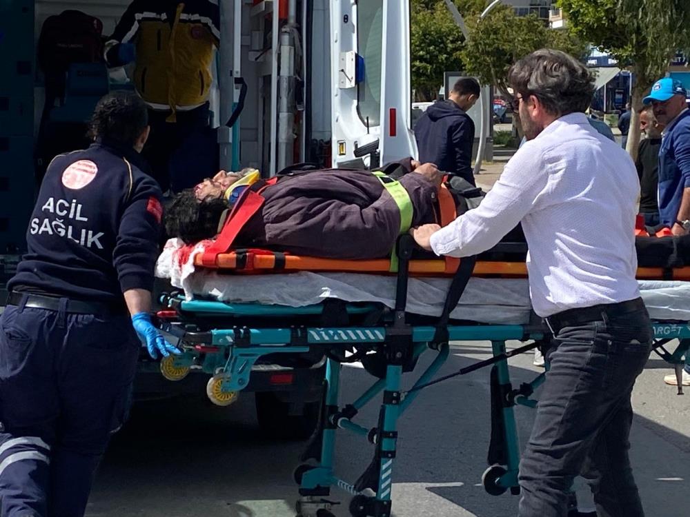 Gazipaşa'da Otomobil ve Motosiklet Çarpıştı! 2 Kişi Yola Savruldu