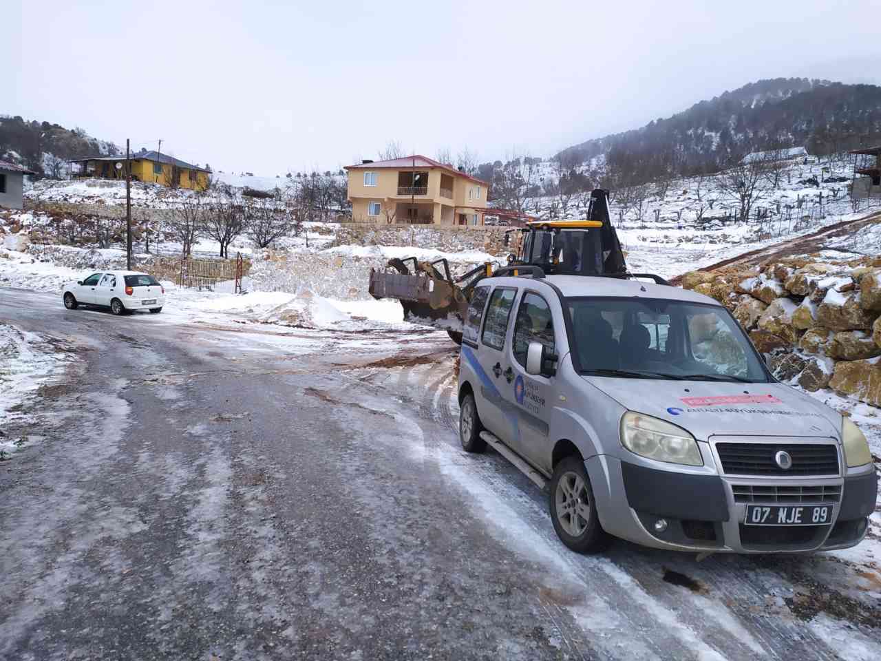 Alanya’da Kar Yağışında Mahsur Kalan Aile Kurtarıldı-1