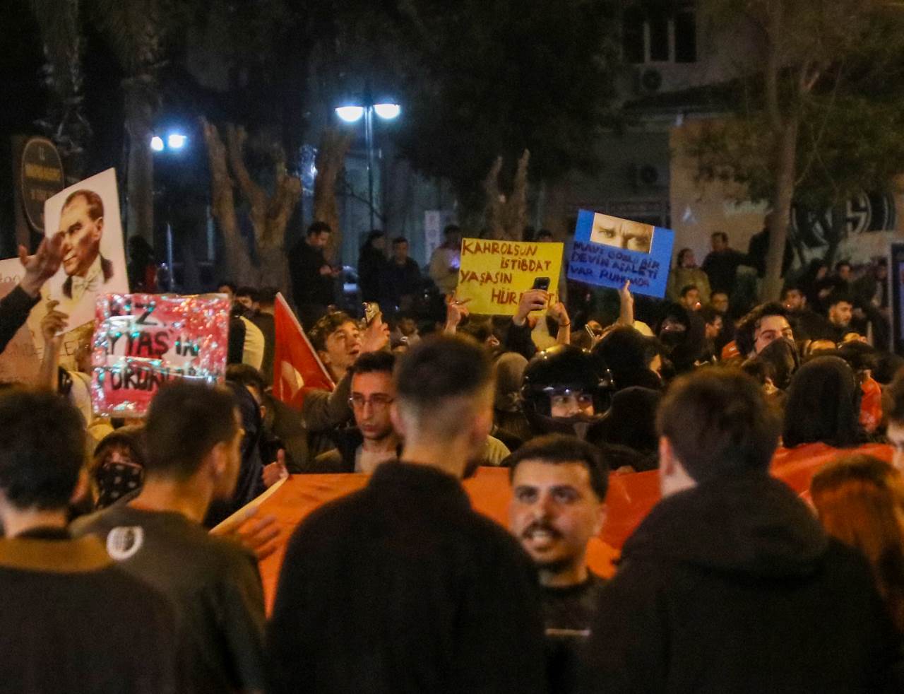 Antalya’da Eline Megafon Alan Genç Göstericilere Seslendi 1
