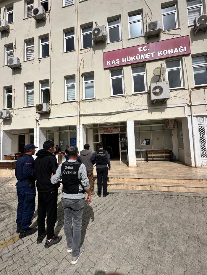 Kaş Açıklarında Kamerun Bayraklı Kaçakçılık Teknesine Baskın!