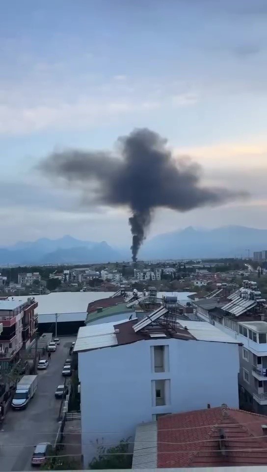 Kepez'de Korkutan Atık Yangını! Siyah Dumanlar Gökyüzünü Kapladı