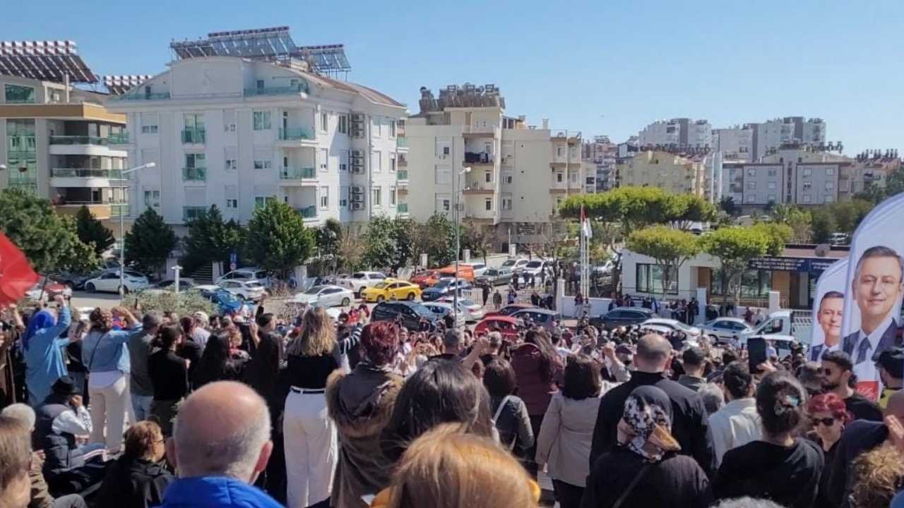 Konyaaltı'nda Sandık Kuyrukları Kültür Merkezine Sığmadı 2
