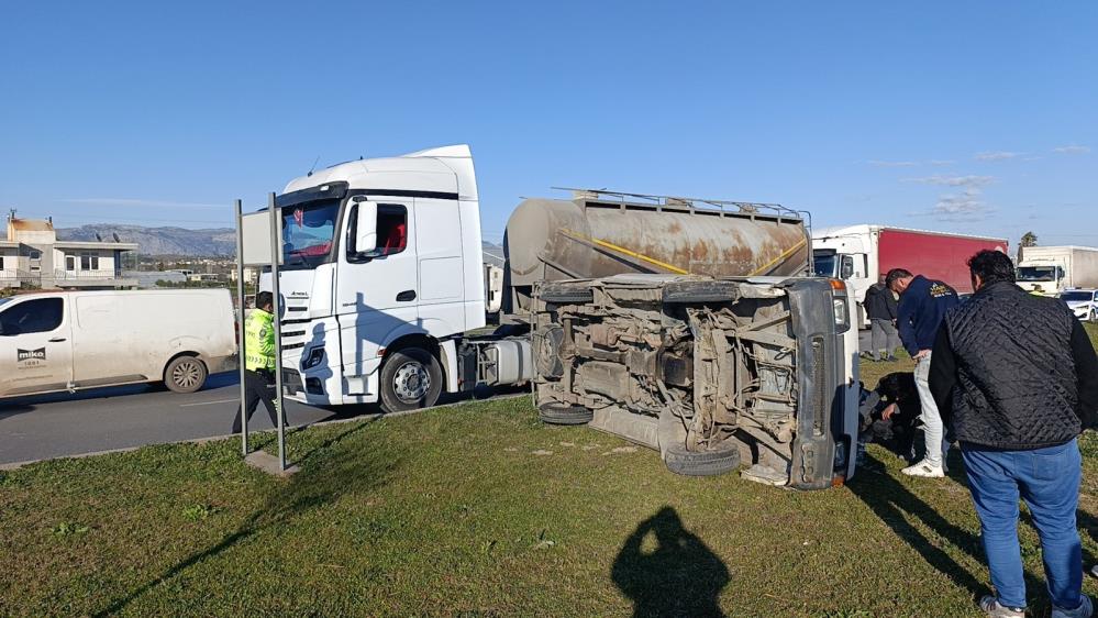 Manavgat'ta Beton Mikseri Kazada Kamyoneti Devirdi! 1 Yaralı