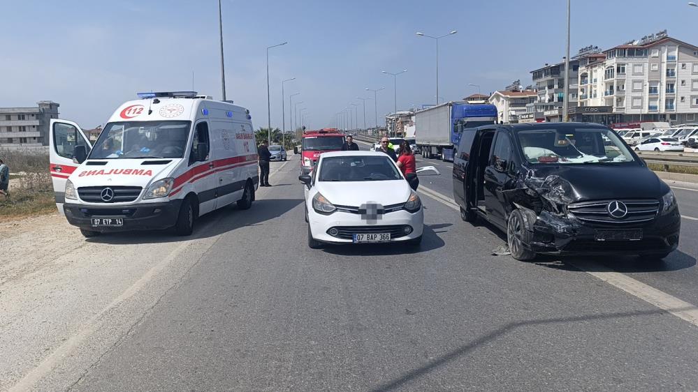 Manavgat'ta Feci Kazada Araçlar Hurdaya Döndü