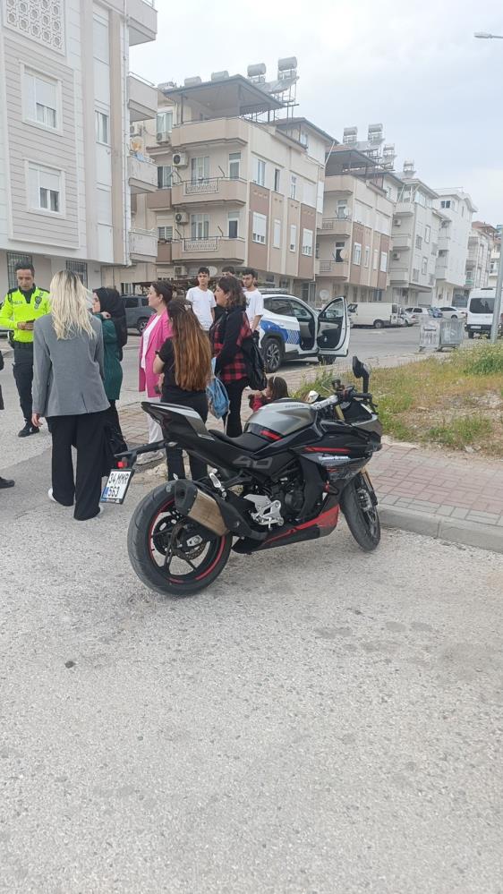 Manavgat’ta Motosiklet ile Otomobil Çarpıştı