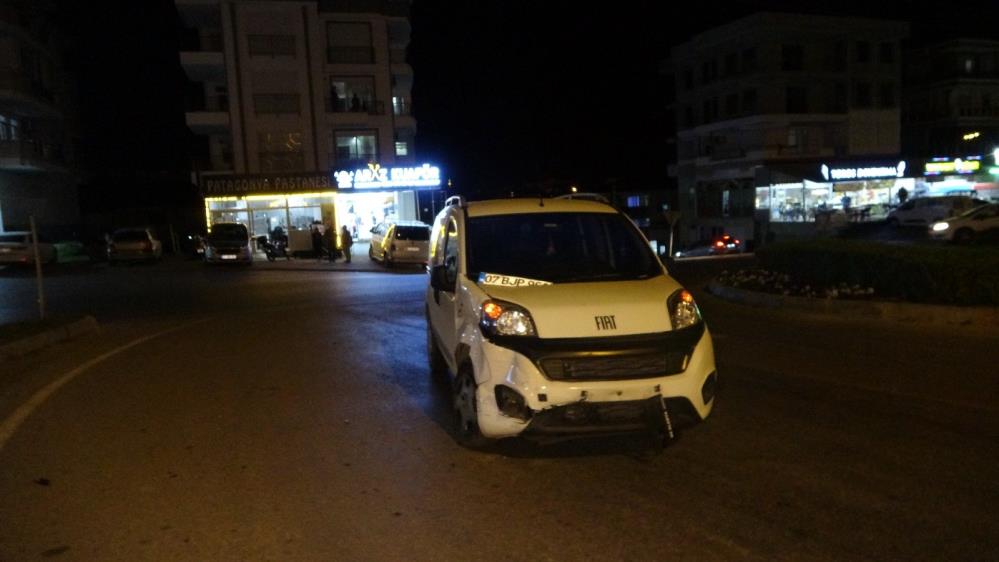 Manavgat'ta Zincirleme Kazada 3 Otomobil Birbirine Girdi