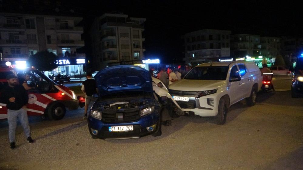 Manavgat'ta Zincirleme Kazada 3 Otomobil Birbirine Girdi