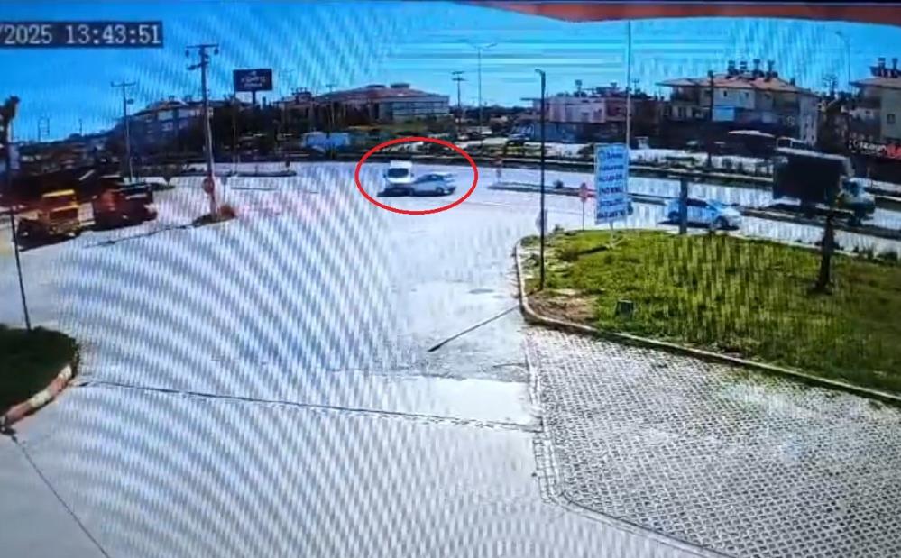Manavgat'ta Zırhlı Banka Aracıyla Otomobil Çarpıştı