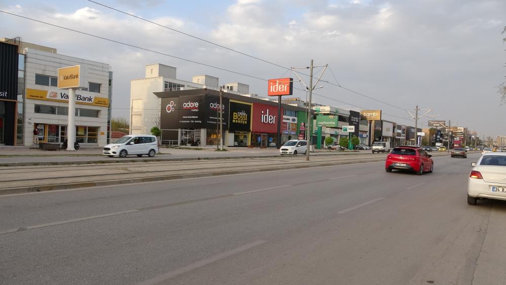 Muratpaşa'da Emekli Maaşını Çeken Yaşlı Kadına Araba Çarptı
