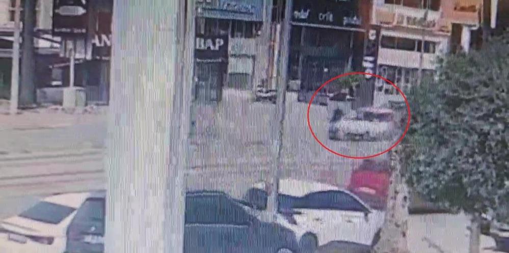 Muratpaşa'da Emekli Maaşını Çeken Yaşlı Kadına Araba Çarptı