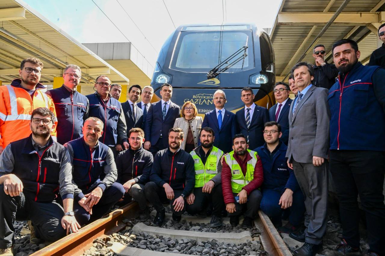 Türkiye'nin İlk Milli Banliyö Treni Hizmete Giriyor