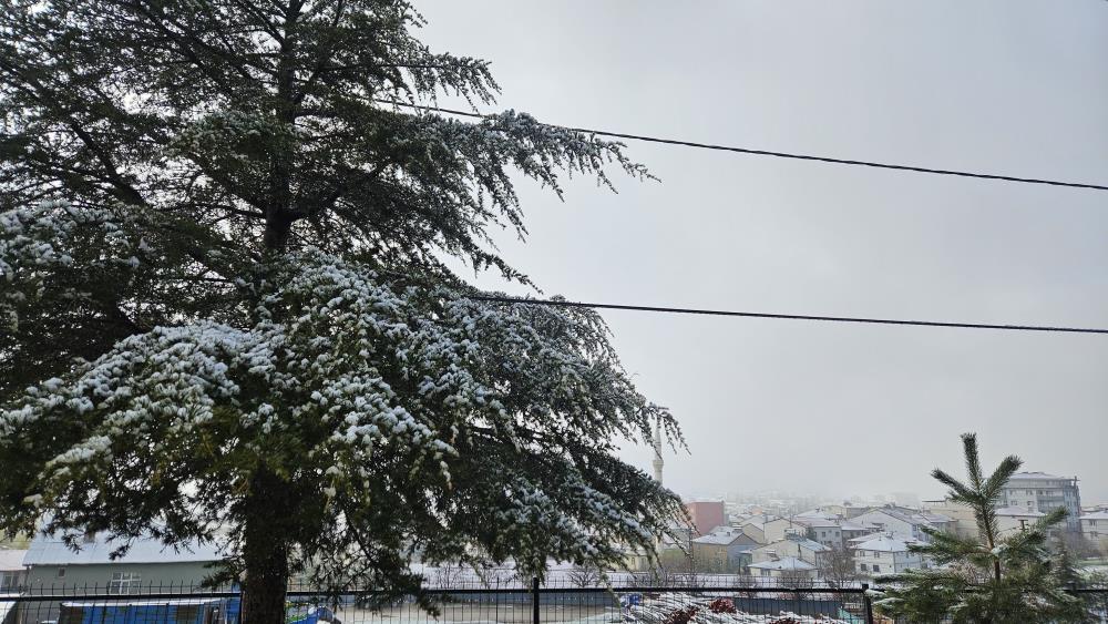 Adana'da Şaşırtan Manzara! Nisan Ayında Kar YağdıAdana'da Şaşırtan Manzara! Nisan Ayında Kar Yağdı