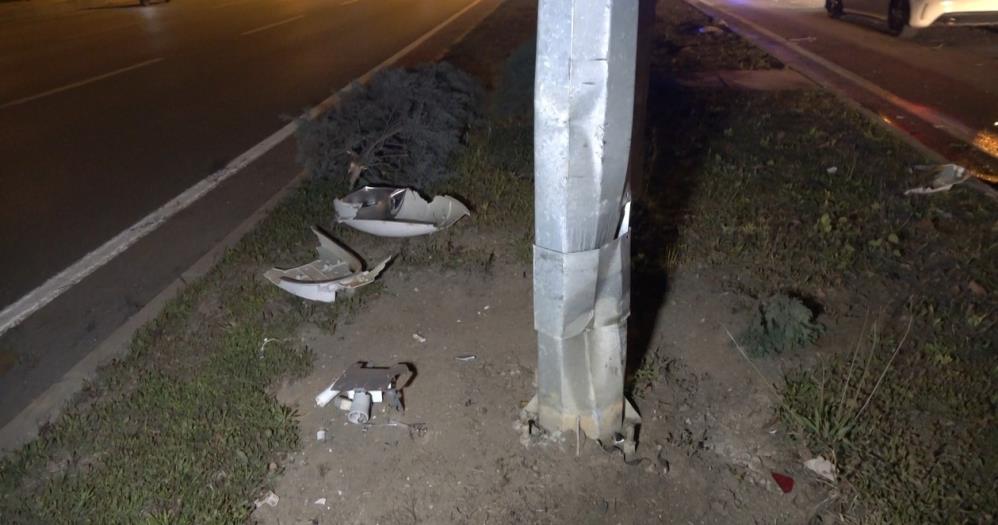 Alanya'da Bariyere ve Refüje Çarpan Sürücü Yaralandı