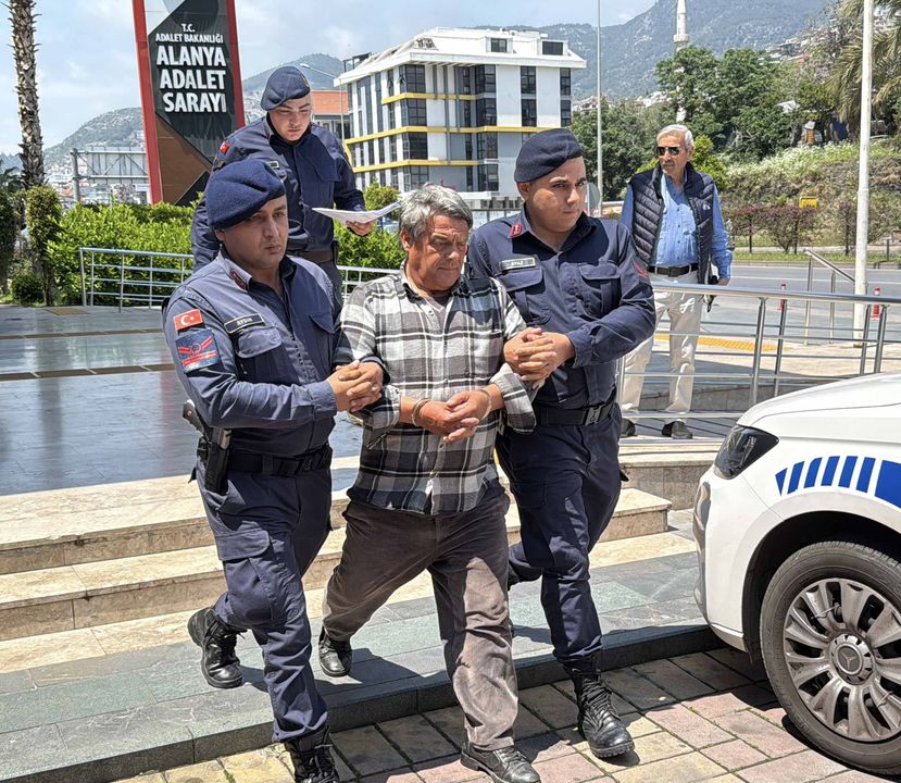 Alanya'da Koyunu İple Dövüp Defalarca Tekmeledi! Tutuklandı 11