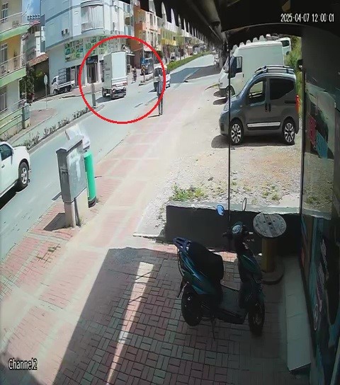Antalya Manavgat'ta Ilginç Bir Kaza Yaşandı. Motosiklet Ve Kamyonun Karıştığı Kazada Sürücü Motosikleti Bırakıp Kaçtı 12