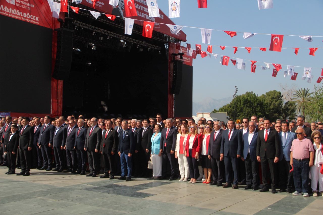 Antalya’da 23 Nisan Kutlamaları Cumhuriyet Meydanı’nda Başladı