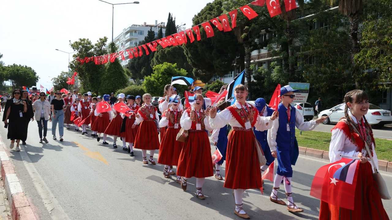 Antalya’da Dünya Çocuklarından Sevgi Korteji2