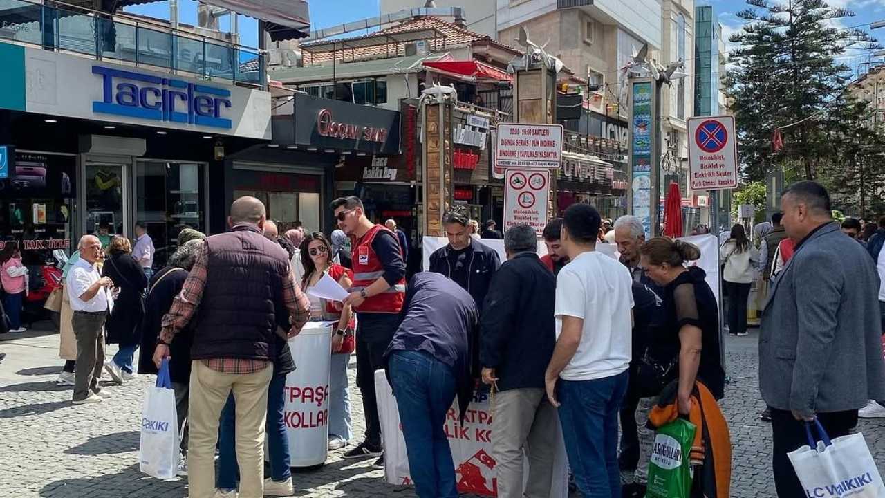 Antalya’da İmamoğlu’na Destek Büyüyor! Yurttaşlar Stantlara Akın Etti 3