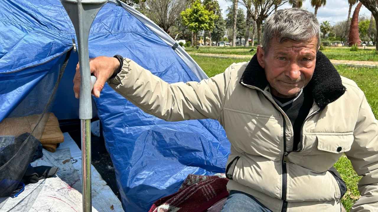 Antalya'da Kazada Sakat Kalan Mobilya Boyacısı Çadırda Yaşıyor 2