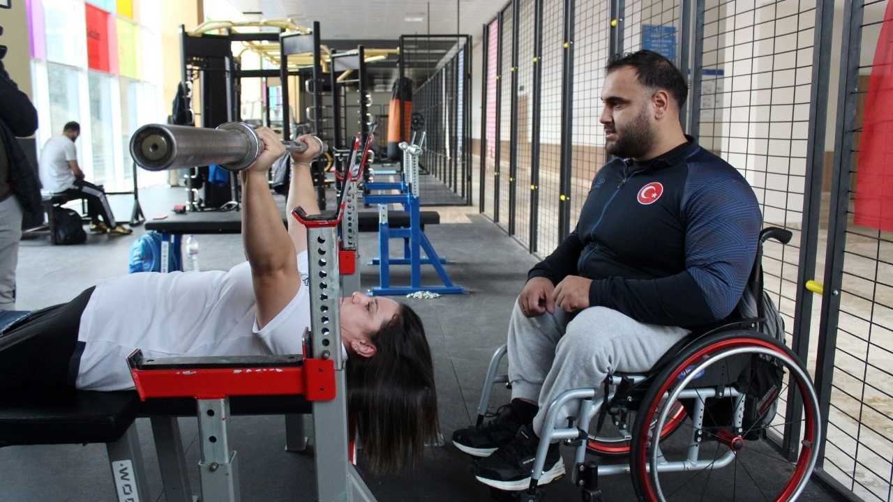 Antalya'da Milli Halterci Çift Evlendi! 4
