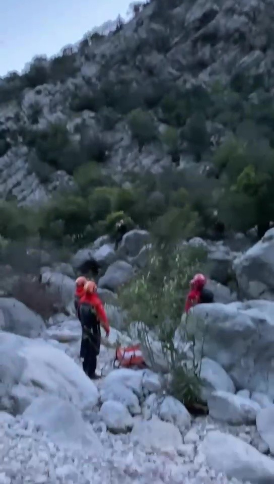Antalya'da Milli Parklar Görevlisi Dağlık Arazide Mahsur Kaldı