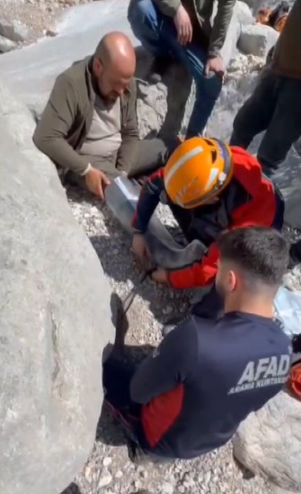 Antalya'da Saha Bekçisi Kayalıklara Düştü! Helikopterle Kurtarıldı 2