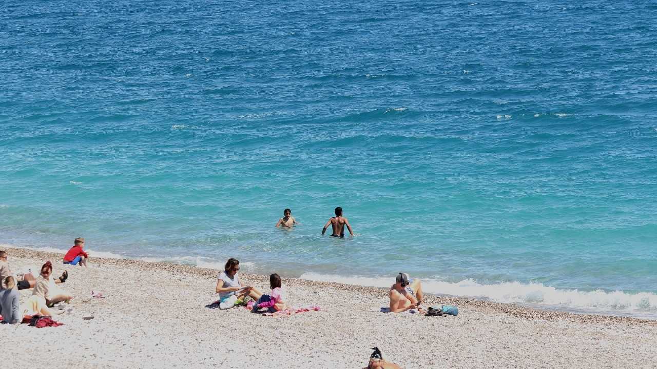 Antalya'da Sahiller Hareketlendi! Güneşin Tadını Çıkardılar 2