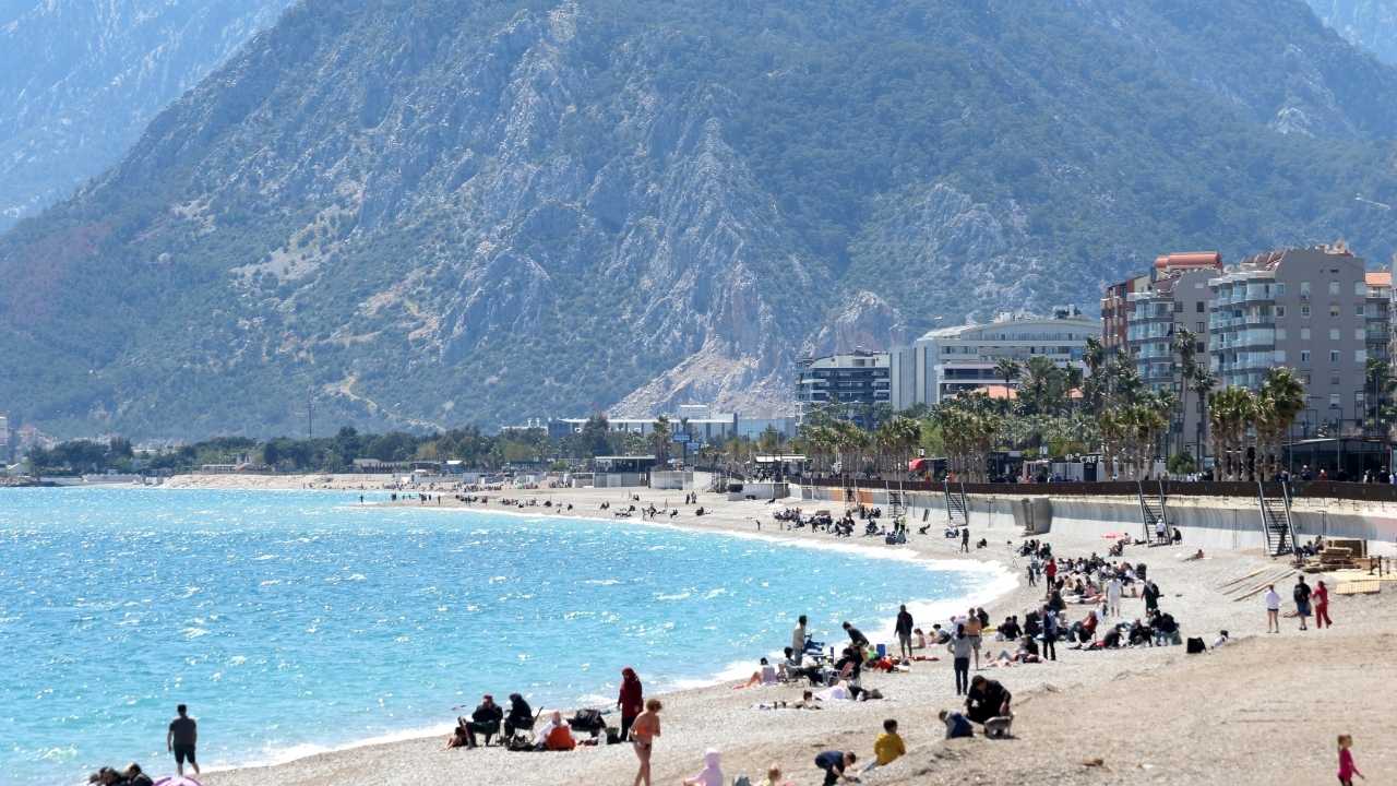 Antalya'da Sahiller Hareketlendi! Güneşin Tadını Çıkardılar 3