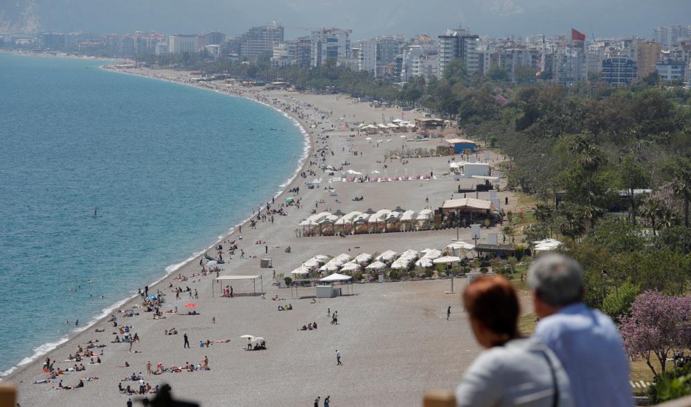 Antalya’da Sıcak Hava Sahillere Akın Ettirdi
