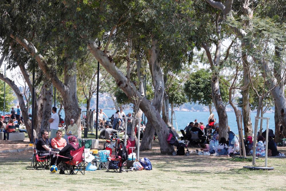 Antalya’da Sıcak Hava Sahillere Akın Ettirdi