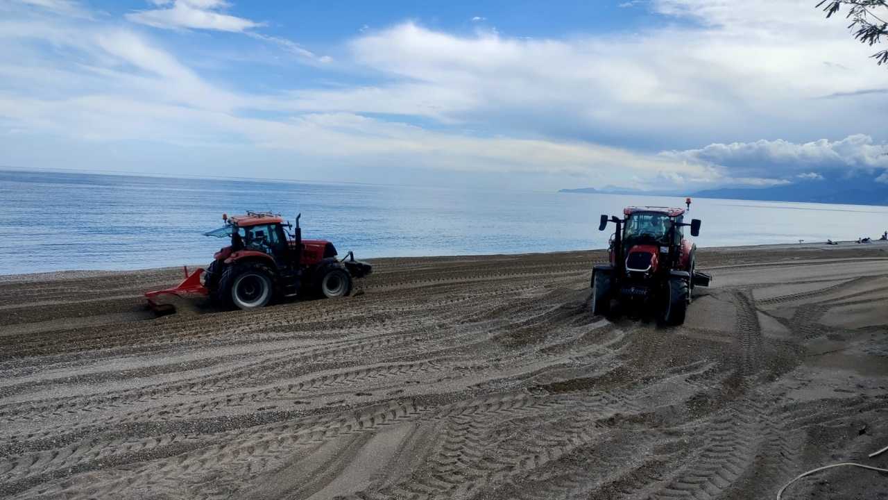 Antalya'nın Dünyaca Ünlü Sahilinde Dev Traktör Şaşkınlığı 2