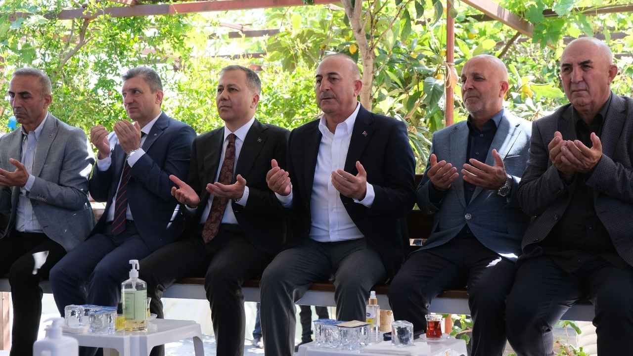 Bakan Yerlikaya Ile Kktc Başbakanı Üstel'den Mevlüt Çavuşoğlu'na Taziye Ziyareti  3
