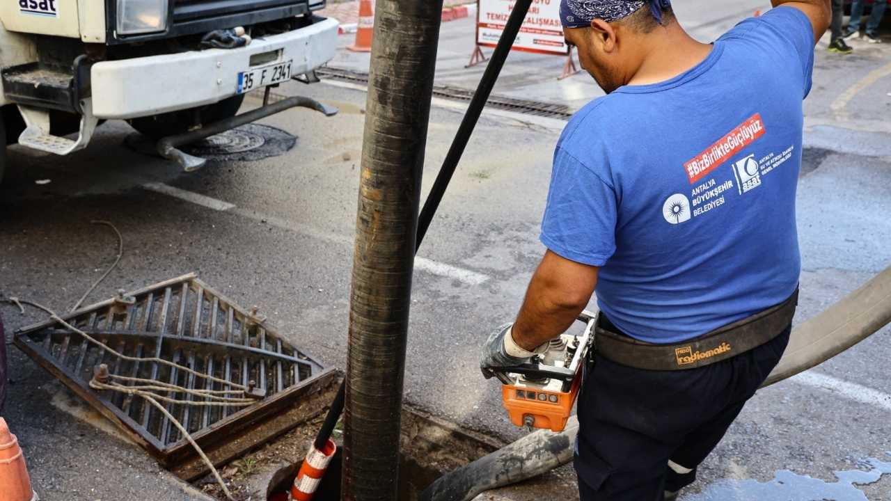 Bayramı Yağışla Geçiren Antalya'da Yağmur Suyu Hatları Temizleniyor 2
