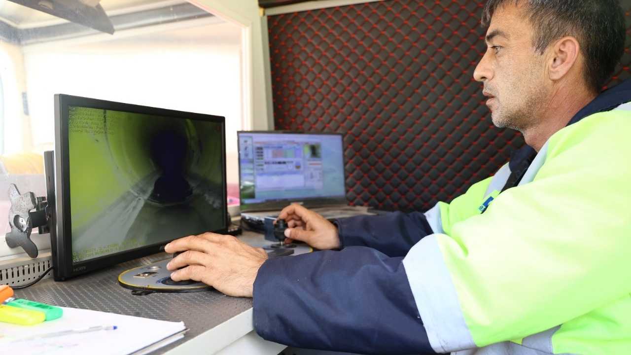 Bayramı Yağışla Geçiren Antalya'da Yağmur Suyu Hatları Temizleniyor 3