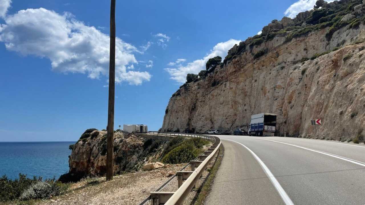 Demre Finike Yolunda Tir Uçurum Kenarına Devrildi 2