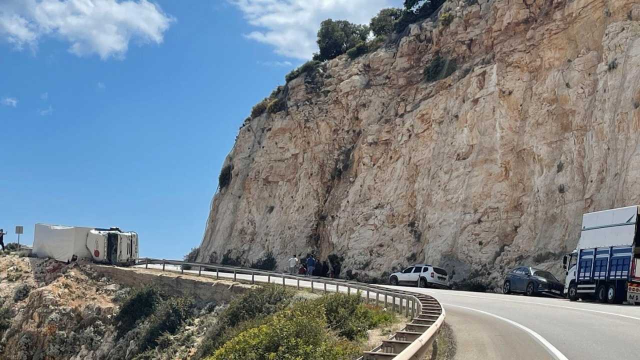 Demre Finike Yolunda Tir Uçurum Kenarına Devrildi 3