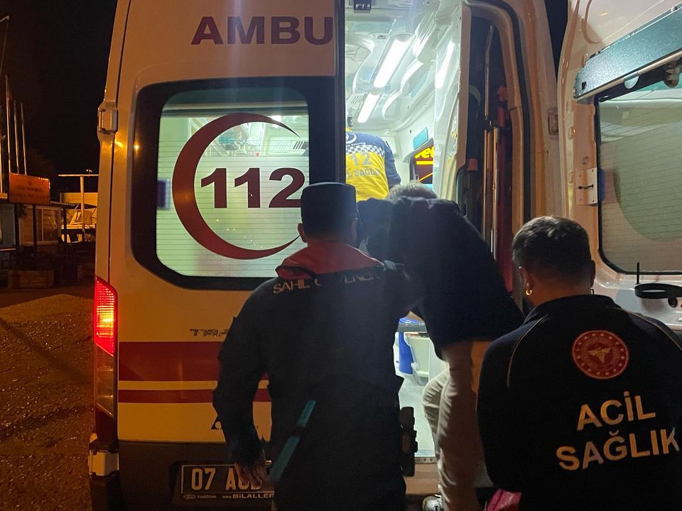 Finike'de Gemi Kaptanı Rahatsızlandı! Yardımına Sahil Güvenlik Yetişti 3