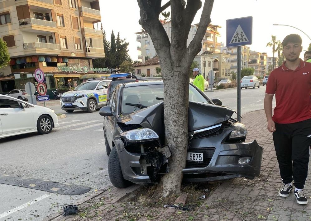 Gazipaşa'da Alkollü Sürücü Dehş*t Saçtı! Kaza Sonrası Kaçtı