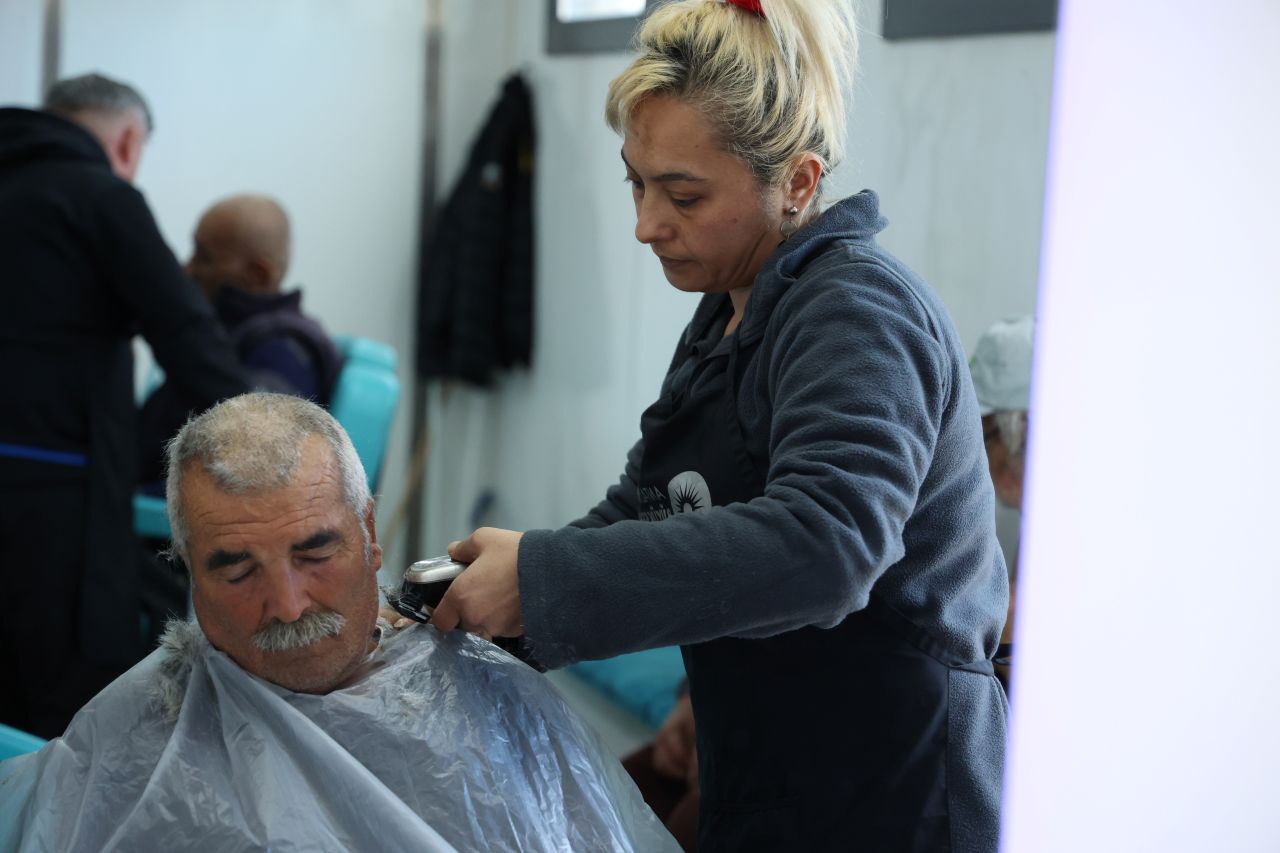 Antalya’da Kuaför Tırı Binlerce Vatandaşa Ulaştı 1