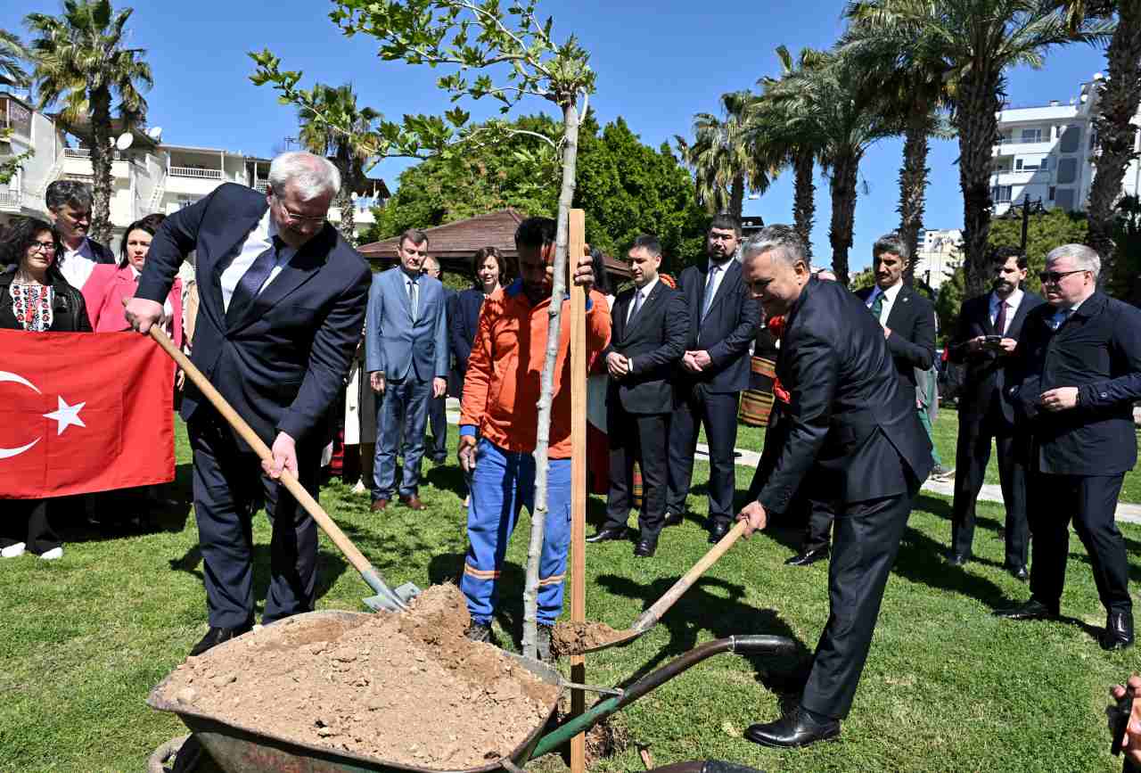 Antalya’da Ukrayna Türkiye Dostluğu Çınar Ağacıyla Simgelendi 1