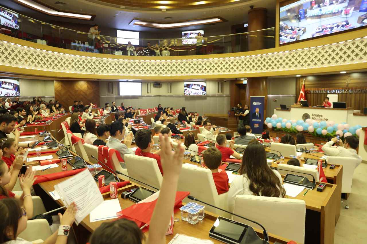Geleceğin Mimarları Antalya'da Meclis Koltuğuna Oturdu 3