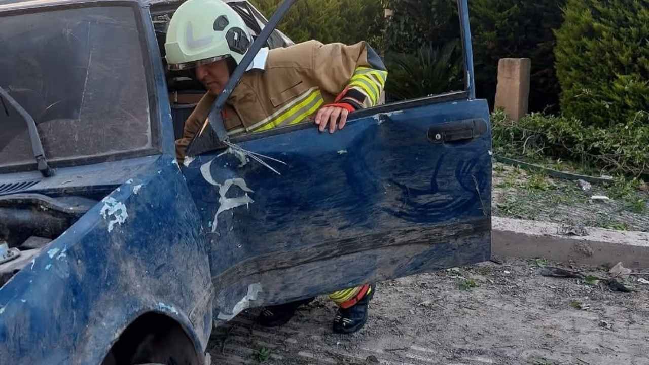 Hatay’da Kaldırıma Çarpan Araç Hurdaya Döndü2