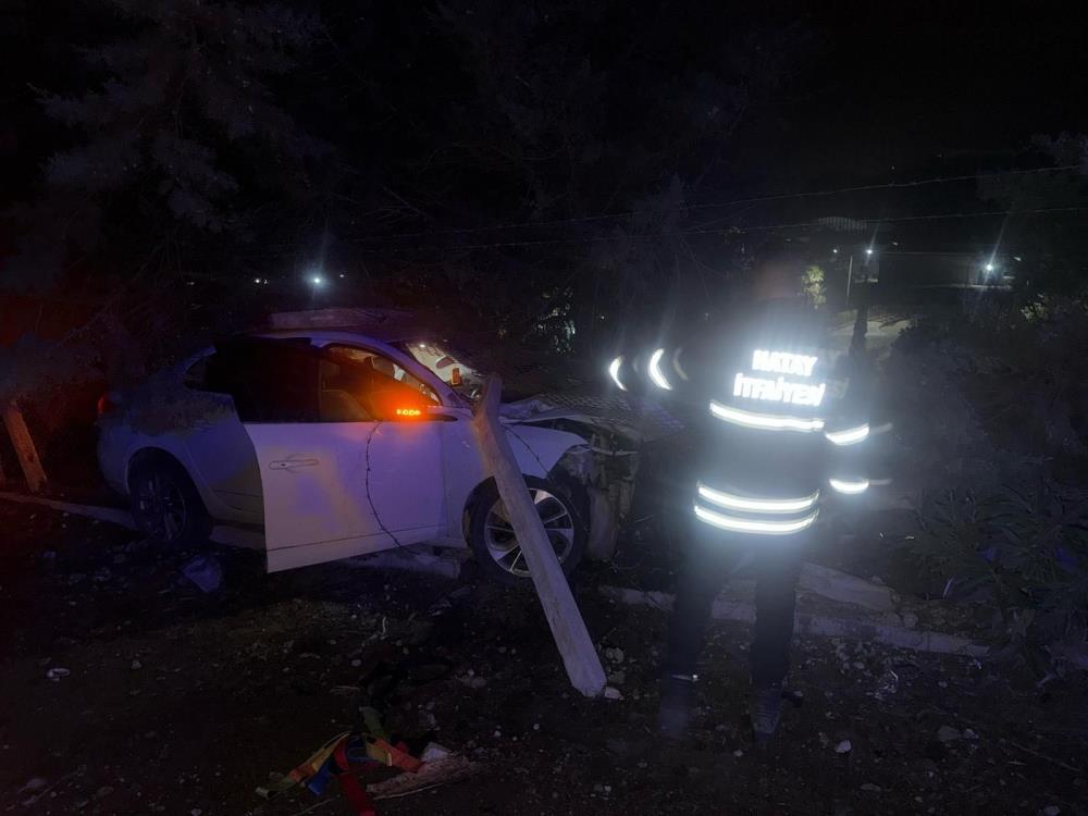 Hatay'da Seyir Halindeki Otomobil Zeytinliğe Uçtu