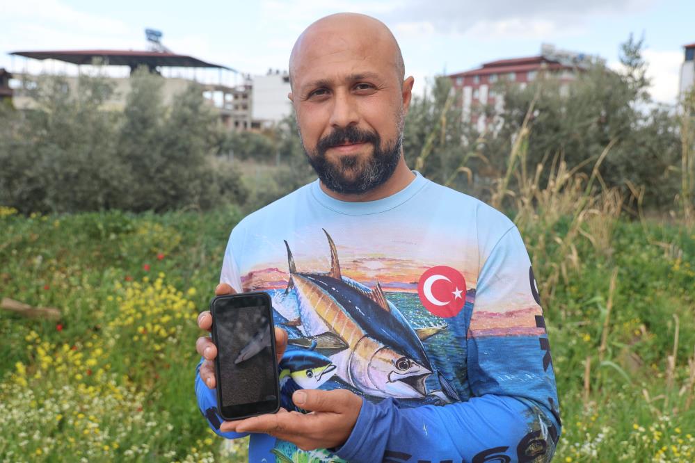 Hatay'da Yakaladığı Köpek Balığı Yavrusunu Nasihat Ederek Geri Bıraktı