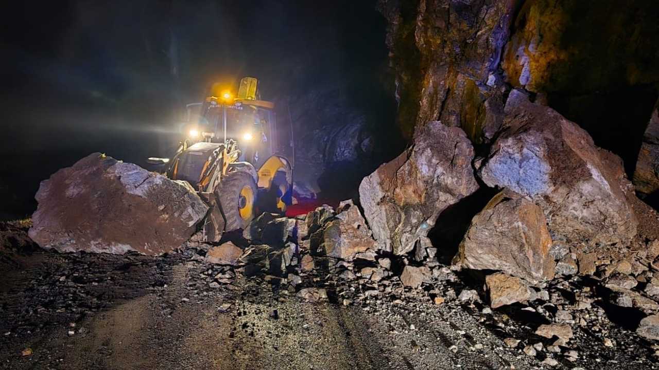 Heyelan Nedeniyle Kapanan Alanya Ve Gündoğmuş’un Önemli Rotalarından Birisi Olan Taşatan Yolu, Antalya Büyükşehir Belediyesi’nin Gece Çalışmasıyla Yeniden Hizmete Sundu.2
