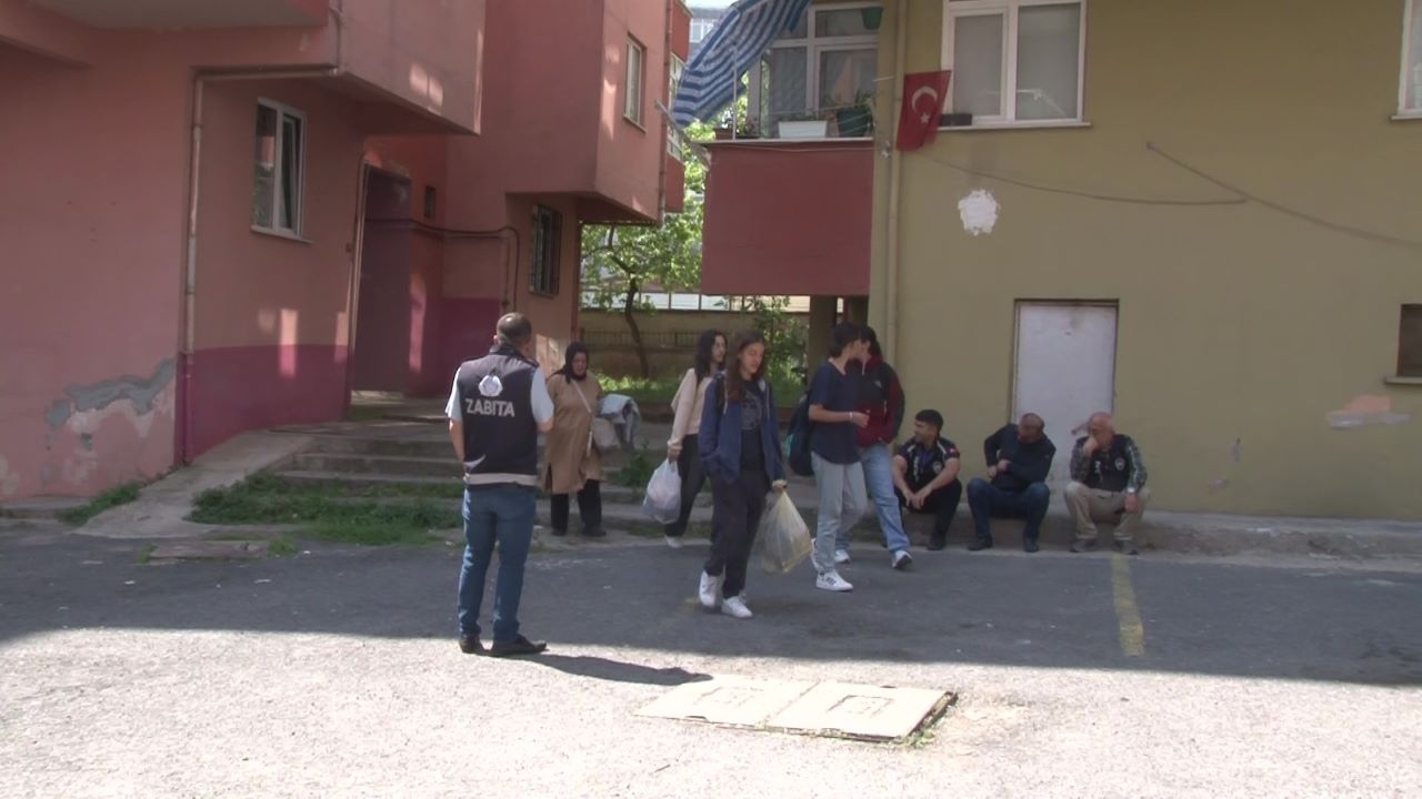 İstanbul’daki 6,2’Lik Depremde Hasar Alan Site Tahliye Ediliyor 1