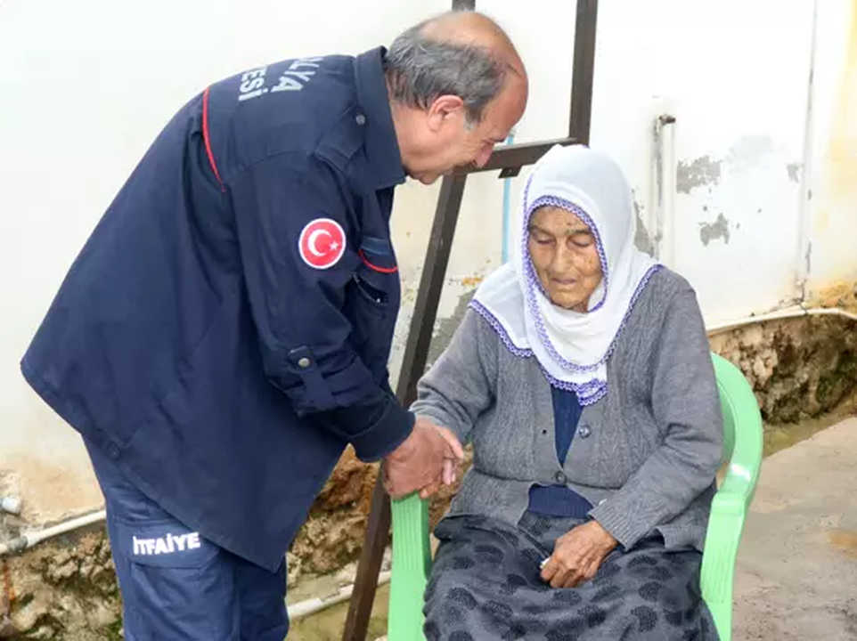 Kepez'de 88 Yaşındaki Hamide Ninenin Evi Yandı 2